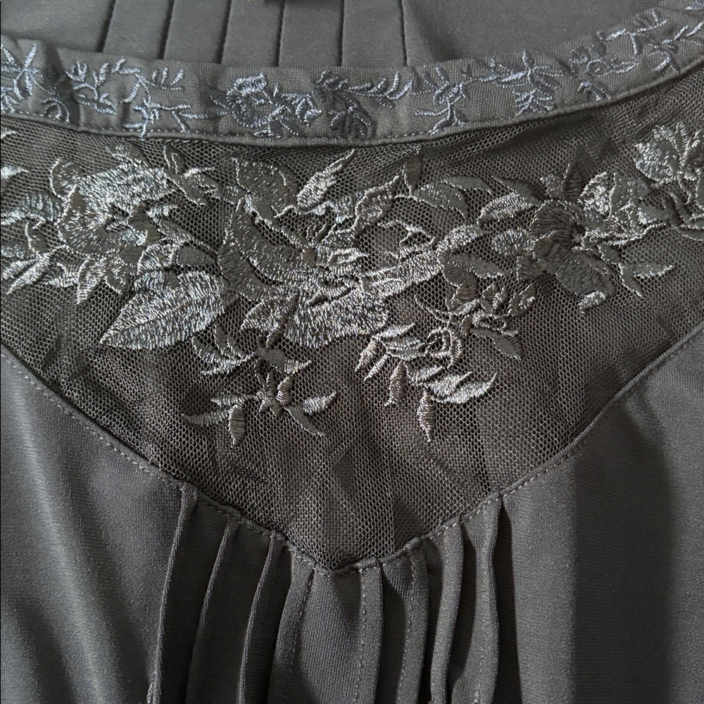 Cleo Petites Elegant Navy blue embroidered blouse size SP. - Picture 4 of 7